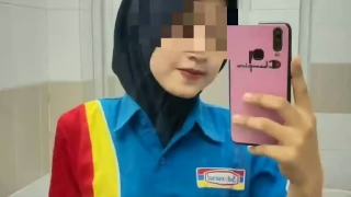 Bokep Indo Viral pegawai indomaret cantik ngewe di basement dengan om² sampe kesakitan