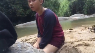 Bokep SMP bocil di gangbang di pinggir sungai terbaru